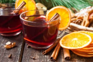 Gewürze, Gewürzmischungen, Obst und Saft – das darf in den Glühwein